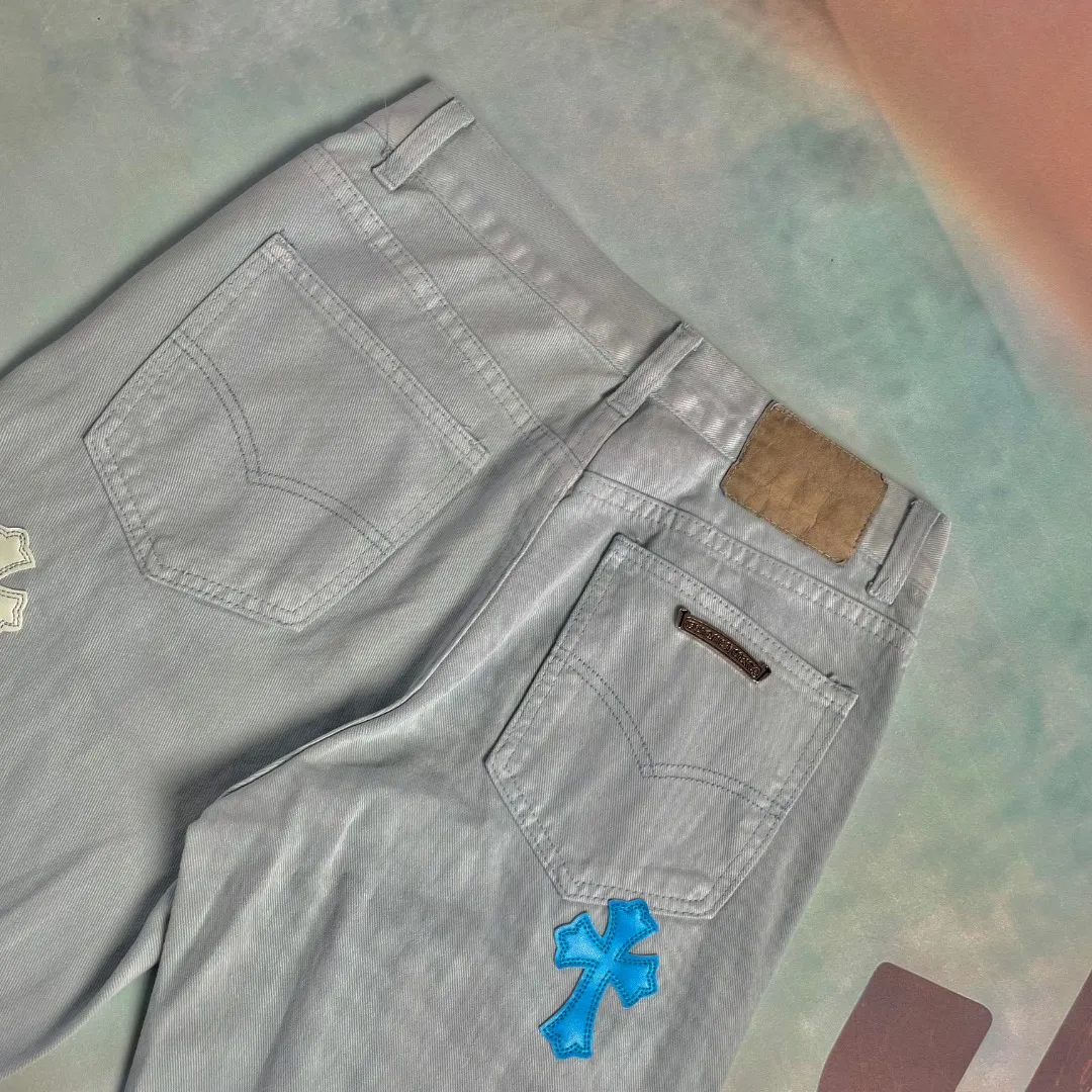 🅿️320 🔘Style No.-KL127 🔘Cro Heart 𝐂𝐡𝐫𝐨𝐦𝐞 𝐇𝐞𝐚𝐫𝐭 25SS Miami-limited Drake co-branded cross patch leather jeans* Cro Heart 25SS divine pants: dopamine ice blue, blowing up the fashion circle Fashion pioneers, gather your attention! Chrome Hearts 25SS new dopamine ice blue cross patch leather washed jeans make a shocking debut. This is no ordinary pair of pants, but a fearless exploration of the limits of fashion. Croxin has always dominated the fashion industry with unique designs, and this time it breaks through itself. The fresh icy blue tone is like the clear melting glacier water in summer, or the dreamy blue reflected in the clear sky. It is filled with endless youthful vitality, instantly breaking the dullness and making you a dazzling presence in the crowd. The trousers adopt a mid-high waist design, which fits the natural curve of the human body and cleverly raises the waistline position, visually elongating the leg lines easily and making the legs longer in seconds. At the same time, it perfectly creates a lazy and casual style atmosphere, without deliberate restraint, but full of fashionable energy. Whether you are strolling on the street or attending a fashion party, you can feel confident and show your casual and comfortable fashion attitude. It has easily become a fashion darling that trendy men and women can't put down, and it deserves to be a must-have item in the wardrobe. Not only that, the cross leather on the pants is full of details and carefully made of high-quality materials. Each one seems to tell the brand story of Croxin, adding a mysterious and profound fashion charm to the pants. After a unique washing process, the fabric presents a unique texture. The upper body is soft and comfortable, has good breathability, and the wearing experience is impeccable.  Size: S M L XL (28.30.32.34) Color: Ice Blue